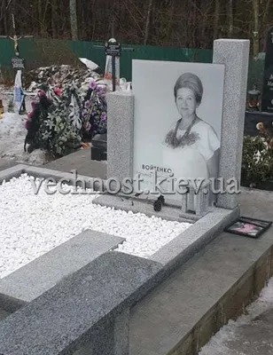 Двойной памятник с фотографией под стеклом