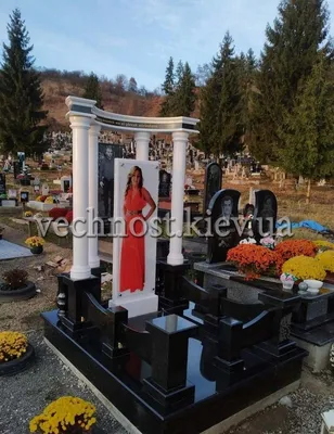 Памятники из стекла - цена в Москве | Купить стеклянные памятники на могилу  на кладбище
