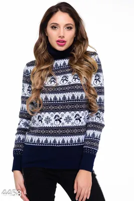 около деревянного дома зимой перед рождеством весёлая девочка в вязаном  свитере и шапки держит в руках мандарины и смеётся Stock Photo | Adobe Stock
