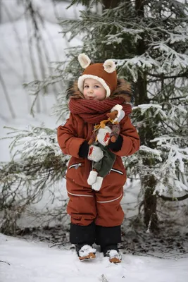 девочка в свитере и очках зимой в заснеженном лесу Стоковое Фото -  изображение насчитывающей волосы, красивейшее: 227721716