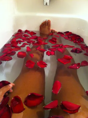 Раковина в ванной с лепестками роз сверху Фон Обои Изображение для  бесплатной загрузки - Pngtree