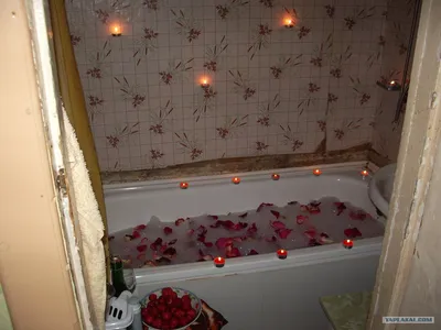 Белая ванна с лепестками розы Принимать ванну с розами Стоковое Фото -  изображение насчитывающей пена, цветок: 114990960