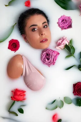 Лицо портрета красоты вид сверху: террористы взорвали молодой женщины в  ванне с водой и лепестками роз и красной Стоковое Изображение - изображение  насчитывающей изнежьте, роскошь: 212538091