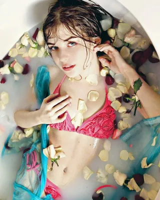 Анастасия Приходько поделилась пикантным фото в ванне с лепестками роз -  Лайм