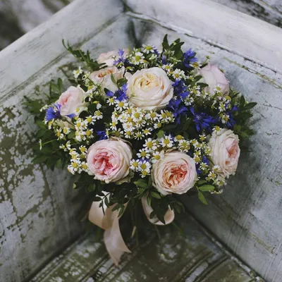Букет васильков и тюльпанов это букет из свежих срезанных цветов. KROKUS -  лучший интернет магазин, доставка цветов в Риге