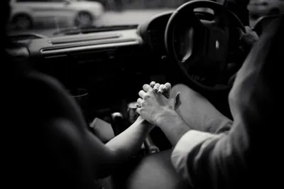 Держаться за руки и любит пар, которые ехали на машине Стоковое Фото -  изображение насчитывающей рука, роскошь: 174561532