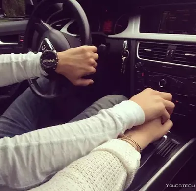Молодые пары в своей машине, держа руки Стоковое Изображение - изображение  насчитывающей водитель, привод: 175144195