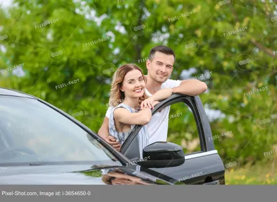 Портрет молодой красивой пары, сидящей в машине :: Стоковая фотография ::  Pixel-Shot Studio