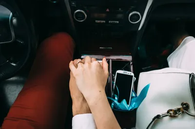 влюбленные в машину. женщина лежит на коленях. романтика и любовь Стоковое  Изображение - изображение насчитывающей внапуск, эмоционально: 234420013