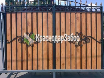 Деревянные распашные ворота с калиткой - цены на установку в Краснодаре