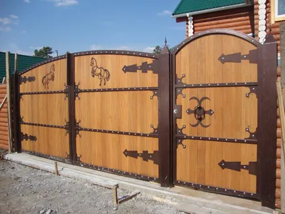 Деревянные распашные ворота с калиткой - цены на установку в Москве -  Заборкин
