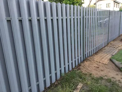 Забор из евроштакетника в Москве, цена установки забора из металлического  штакетника 🏠 | СтройДизайн