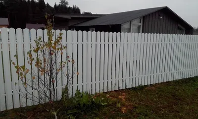 Забор из металлического горизонтального штакетника