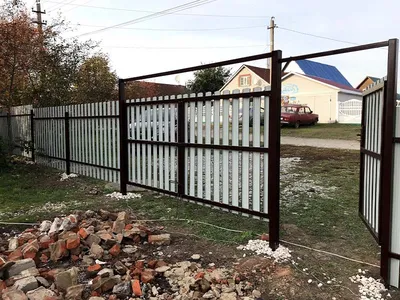 Заборы из евроштакетника под темное Дерево | Купить в Москве