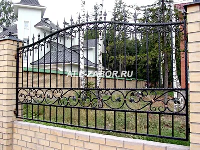 Кованый забор с бежевыми столбами из кирпича КВ-150 - купить в Москве,  цена, фото, отзывы, характеристики
