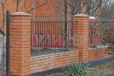 Забор из кирпича и ковки в Москве, цены на кирпичные заборы с элементами  ковки - Good Zabor