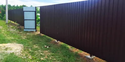 Забор 110м из профлиста 8017 коричневый на столбах из металла