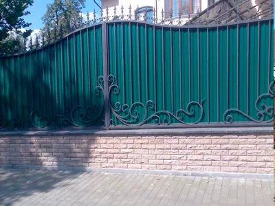 Забор из профнастила с ковкой зеленого цвета купить в Домодедово, цена от  1200 руб. | Стройзабор