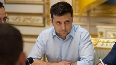 В сети появился снимок, как глава АП Богдан ставит «рожки» президенту  Зеленскому - «ФАКТЫ»