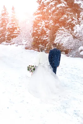 Что делать, если свадьба зимой, а фотографии красивые сделать хочется?  Вариантов несколько 1 провести утро жениха и невесты + совместную… |  Instagram