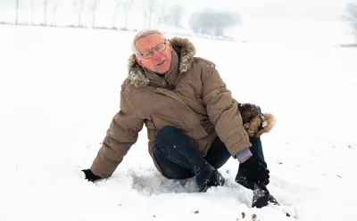 картинки : снег, зима, люди, Замораживание, дерево, весело, Рыжих, Playing  in the snow, Стоящий, обувь, метель, черное и белое, Лед, отдых,  фотография, зимняя буря, растение, досуг, гулять пешком, пешеход, стиль,  Туризм 4032x3024 - -