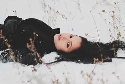 красивая молодая девушка наслаждается зимой на улице. Красивые женщины  веселятся с снегом и салаги в лесу или парке Стоковое Фото - изображение  насчитывающей мило, насладитесь: 234676380