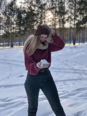 Фотографии со спины. Белокурая девушка с букетом снега зимой в лесу. Отдых  в холодное время. Ландшафт снега Стоковое Фото - изображение насчитывающей  перчатки, активизма: 208336044