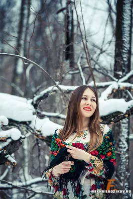 девушка брюнетка в варежках и наушниках, зимой в лесу, лепит снеговика foto  de Stock | Adobe Stock