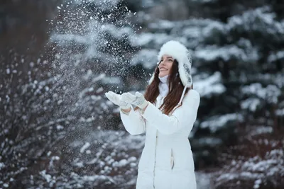 зима, девушка подбрасывает снег, зимнее, в зимнем лесу, фотосессия зимой,  Видеосъемка свадеб Москва