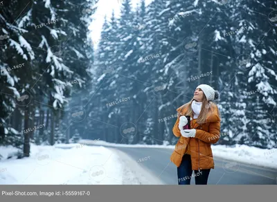 девушка в свитере и очках зимой в заснеженном лесу Стоковое Фото -  изображение насчитывающей европа, сторона: 223546286