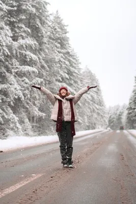 Девушка в зимнем лесу. Снег, лес, новый год, фотосессия, фото. Новогодняя  фотосессия, образы, зимой, Ярославль, зимняя дорога | Фотосессия, Зима, Лес