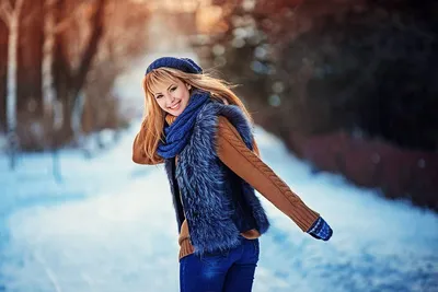 красивая девушка ловит рот снежинками в лесу зимой, а на ней желтая пуховая  куртка и белая шапка Stock Photo | Adobe Stock