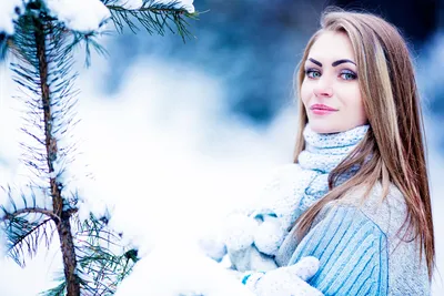 Красивая молодая женщина с горячим напитком у дороги в зимнем лесу ::  Стоковая фотография :: Pixel-Shot Studio