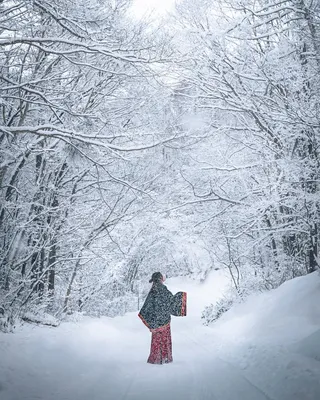 Молодая девушка в зимнем лесу улыбается и смотрит вверх в машине | Премиум  Фото