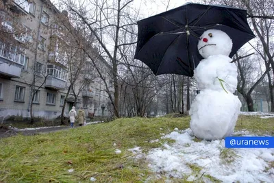 Счастливая женщина зимы в городе Стоковое Изображение - изображение  насчитывающей девушка, ликующе: 27077005
