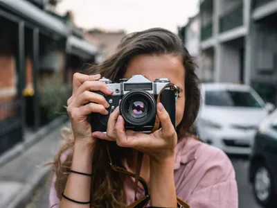 красивая молодая женщина фотограф фотография цветной рисунок реалистичный  Иллюстрация вектора - иллюстрации насчитывающей повелительница, фото:  220499204