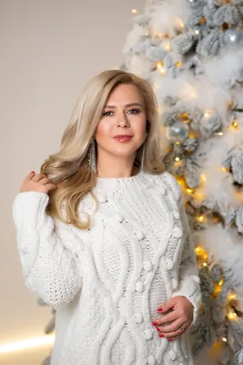 Модная, блестящая девушка, модель с совершенными, длинными, светлыми,  здоровыми волосами с одной стороны и закрывая половиной сто Стоковое Фото -  изображение насчитывающей очарование, девушка: 69895520