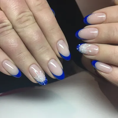 Синий френч 💙 ⠀ Все популярнее становится цветной френч 💅🏻 ⠀ Я делала  френч уже всех цветов радуги, и каждый из цветов смотрится по-своему… |  Instagram