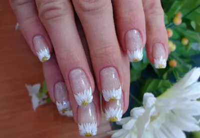 Маникюр с ромашками - модные ногти с рисунками цветов стали весенним трендом