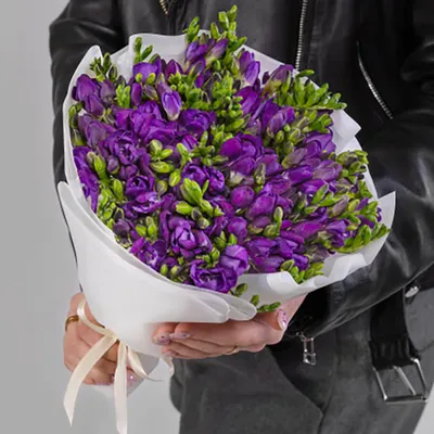 51 фиолетовая фрезия в букете за 9 190 руб. | Бесплатная доставка цветов по  Москве
