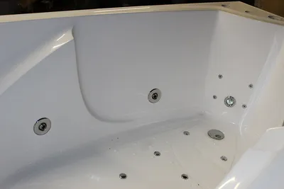 Гидромассажные ванны: оснащение и разновидности по материалам изготовления