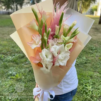 Купить Букет гладиолусов \"Сюрприз\" с бесплатной доставкой по Москве |  Butik-Flowers