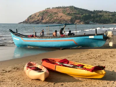 Premium Photo | Gokarna, india - march 2019: beautiful indian houses on the  sacred lake koti teertha in the center of gokarna