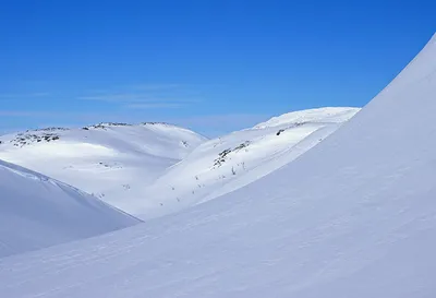Невероятное изображение горки из снега – скачивайте и наслаждайтесь