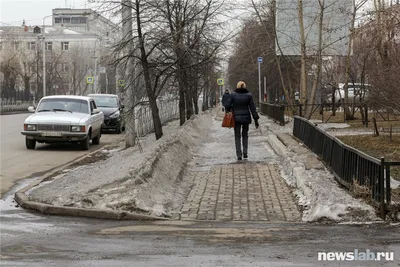 Весна, цветущие деревья, город, люди…» — создано в Шедевруме