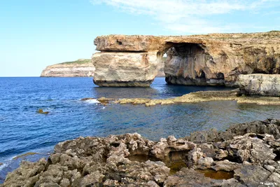 Dwejra лагуна морской воды на остров гозо. Вид с воздуха туннеля моря  недалеко от лазурного окна. Средиземное море. Мальта Стоковое Фото -  изображение насчитывающей естественно, праздник: 175274096