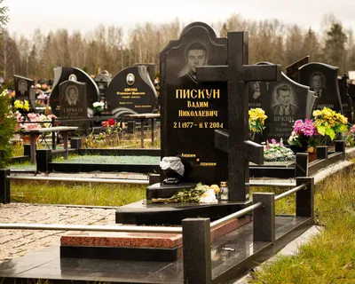Памятник из серого гранита на могилу в Челябинске, заказать по доступной  цене