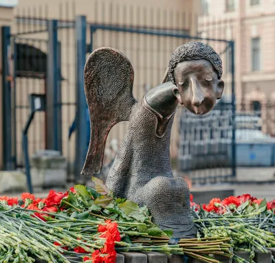 Грустный Ангел Под Большим Деревом — стоковые фотографии и другие картинки  Ангел - Ангел, Антиквариат, Без людей - iStock