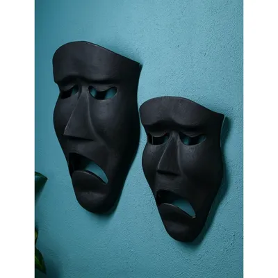 Маски трагикомического театра. маски грустный и улыбающийся на белом и  черном фоне | Премиум Фото