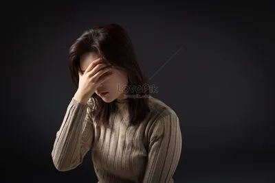 Подавленные люди в темноте грустные женщины изображение_Фото номер  501703662_JPG Формат изображения_ru.lovepik.com